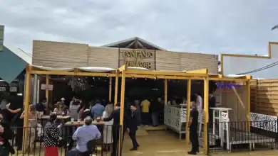 Fachada principal de Contando Lunares, la mejor caseta de estilo moderno en la Feria de Jerez con ambiente exclusivo.