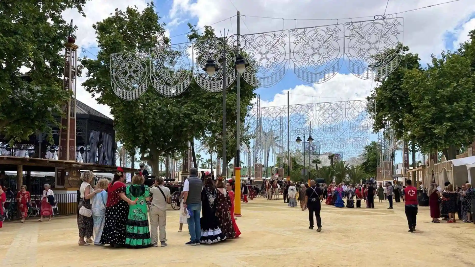 Personas paseando por el Real de la Feria del Caballo de Jerez 2026 bajo el alumbrado.