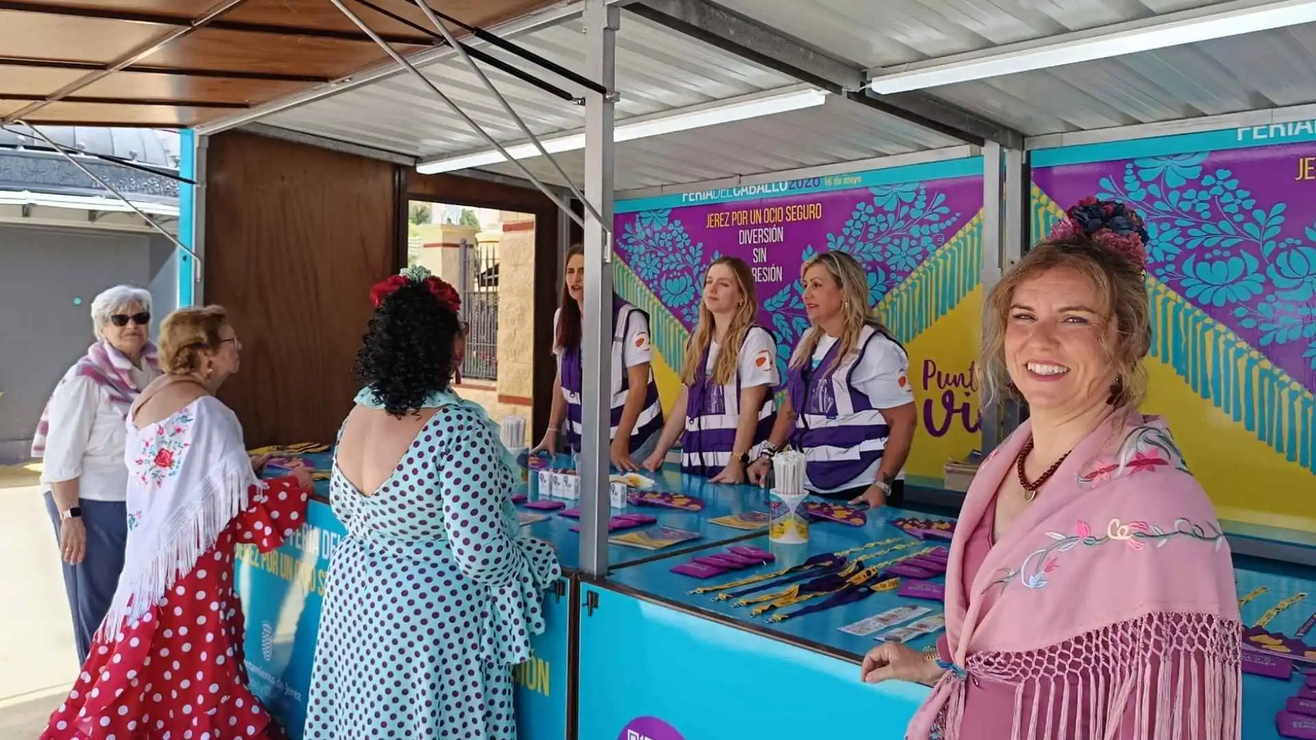 Personal del Punto Violeta informando a mujeres en la Feria del Caballo 2026 de Jerez.