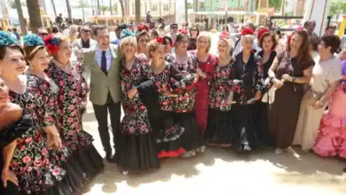 Juanma Moreno y asociaciones de mujeres celebrando el Día de las Mujeres en la Feria del Caballo 2026 de Jerez.