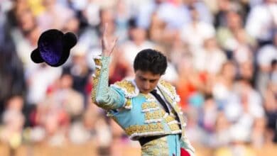 Roca Rey saludando en una plaza de toros tras su reaparición