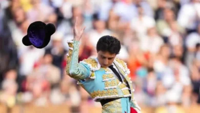 Roca Rey saludando en una plaza de toros tras su reaparición