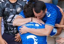 Jugadores del Xerez DFC abrazándose y despidiéndose tras el descenso