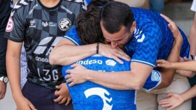 Jugadores del Xerez DFC abrazándose y despidiéndose tras el descenso