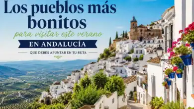 Un pintoresco pueblo blanco de Andalucía con macetas de flores azules en las paredes y una iglesia al fondo sobre una colina.