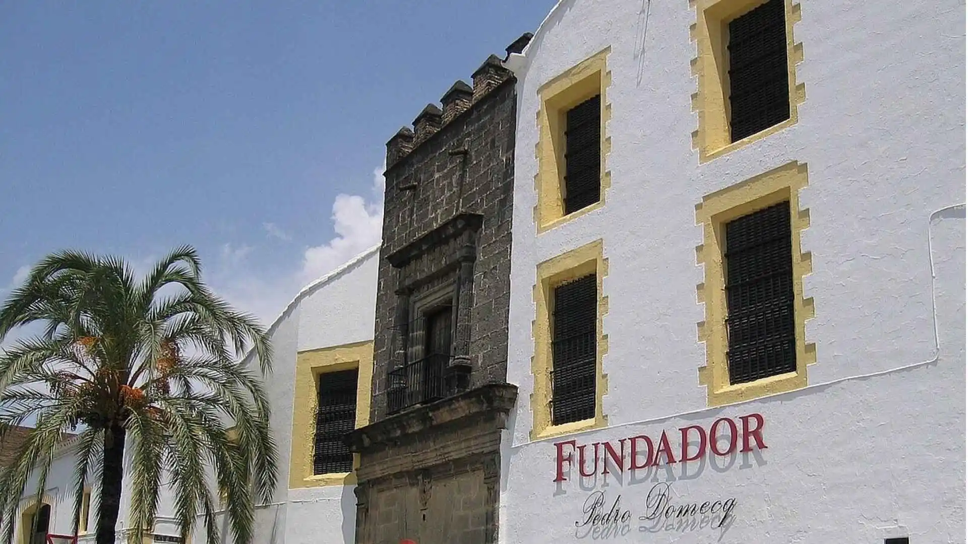 Fachada histórica de Bodegas Fundador Pedro Domecq en Jerez