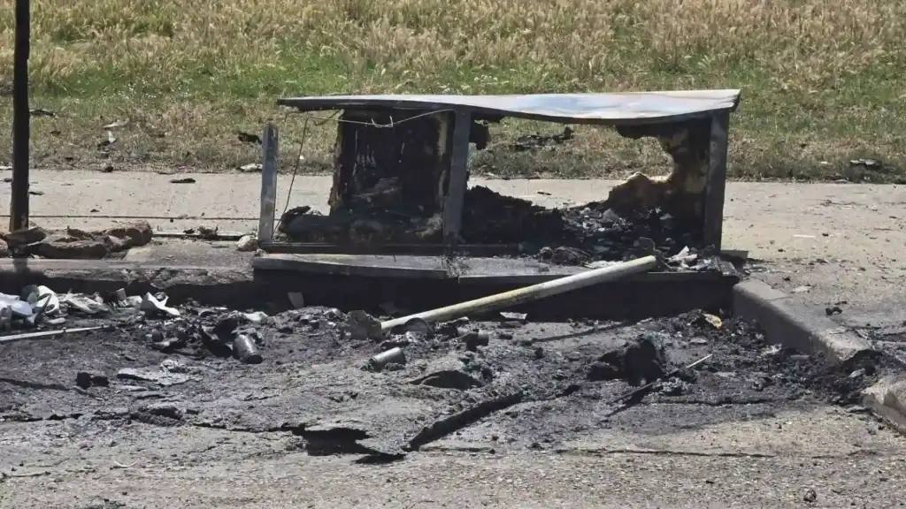 Contenedor totalmente destruido por el fuego en San José Obrero