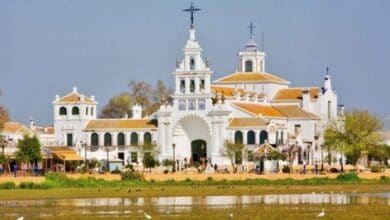 Santuario de Nuestra Señora del Rocío en la aldea de Almonte