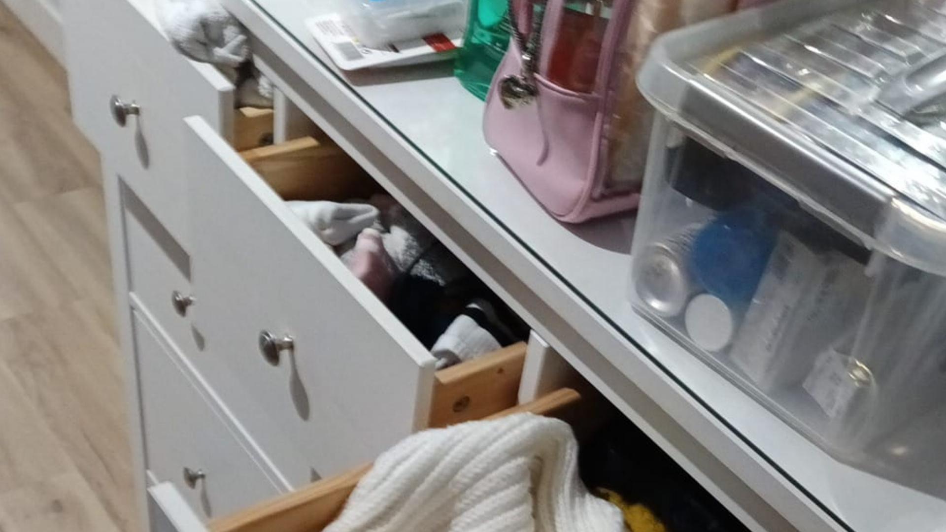 Cajones abiertos y revueltos en una casa de Santa Teresa tras la oleada de robos en San José Obrero.