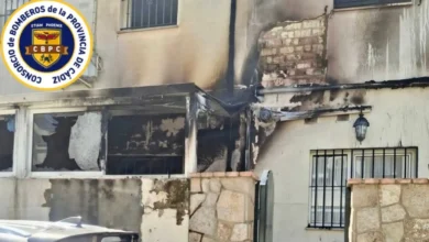 Fachada de la vivienda afectada por el incendio en Jerez en la calle Roble con el logo de Bomberos.