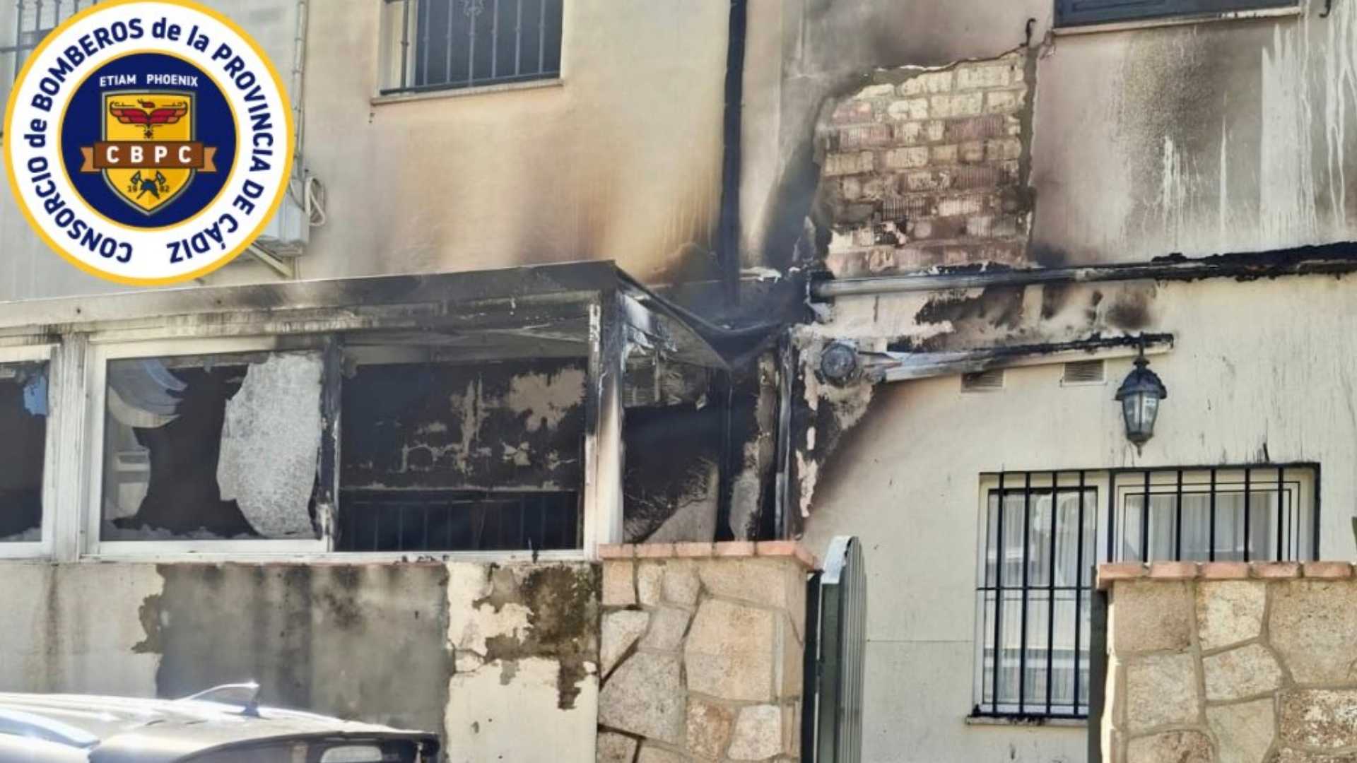 Fachada de la vivienda afectada por el incendio en Jerez en la calle Roble con el logo de Bomberos.