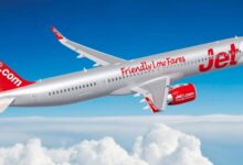 Avión comercial de la aerolínea Jet2 volando sobre las nubes para los nuevos vuelos directos entre Londres y Jerez.