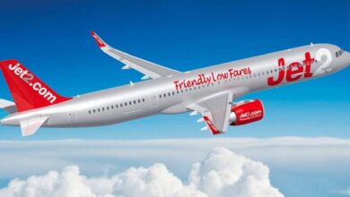 Avión comercial de la aerolínea Jet2 volando sobre las nubes para los nuevos vuelos directos entre Londres y Jerez.