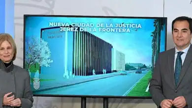 Maqueta del proyecto de la nueva Ciudad de la Justicia de Jerez de la Frontera presentada en pantalla junto a autoridades de la Junta de Andalucía.