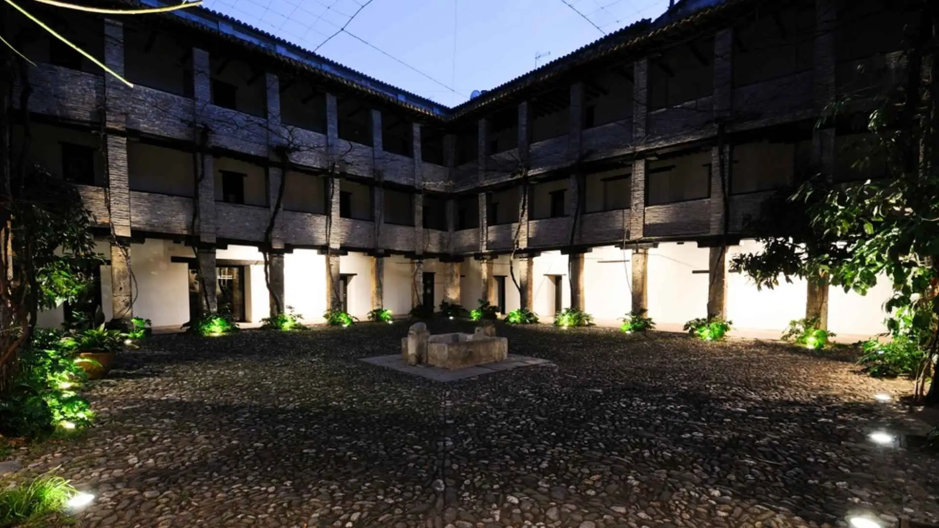 Qué hacer gratis o a muy bajo coste este fin de semana: Patio interior iluminado del histórico Corral del Carbón en Granada.