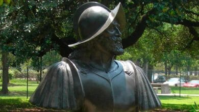 Estatua de bronce de Álvar Núñez Cabeza de Vaca, uno de los personajes históricos andaluces olvidados.