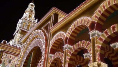 Portada iluminada de la Feria de Córdoba por la noche en Andalucía