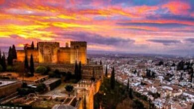 Espectacular puesta de sol con el cielo rojizo sobre la Alhambra de Granada en Andalucía