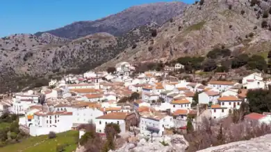 Vista panorámica de Benaocaz, el pueblo blanco menos conocido en la Sierra de Cádiz rodeado de montañas.