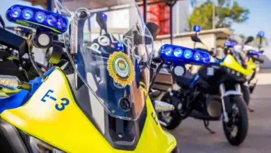 Primer plano de una motocicleta eléctrica de la Policía Local de San Fernando con luces azules encendidas.