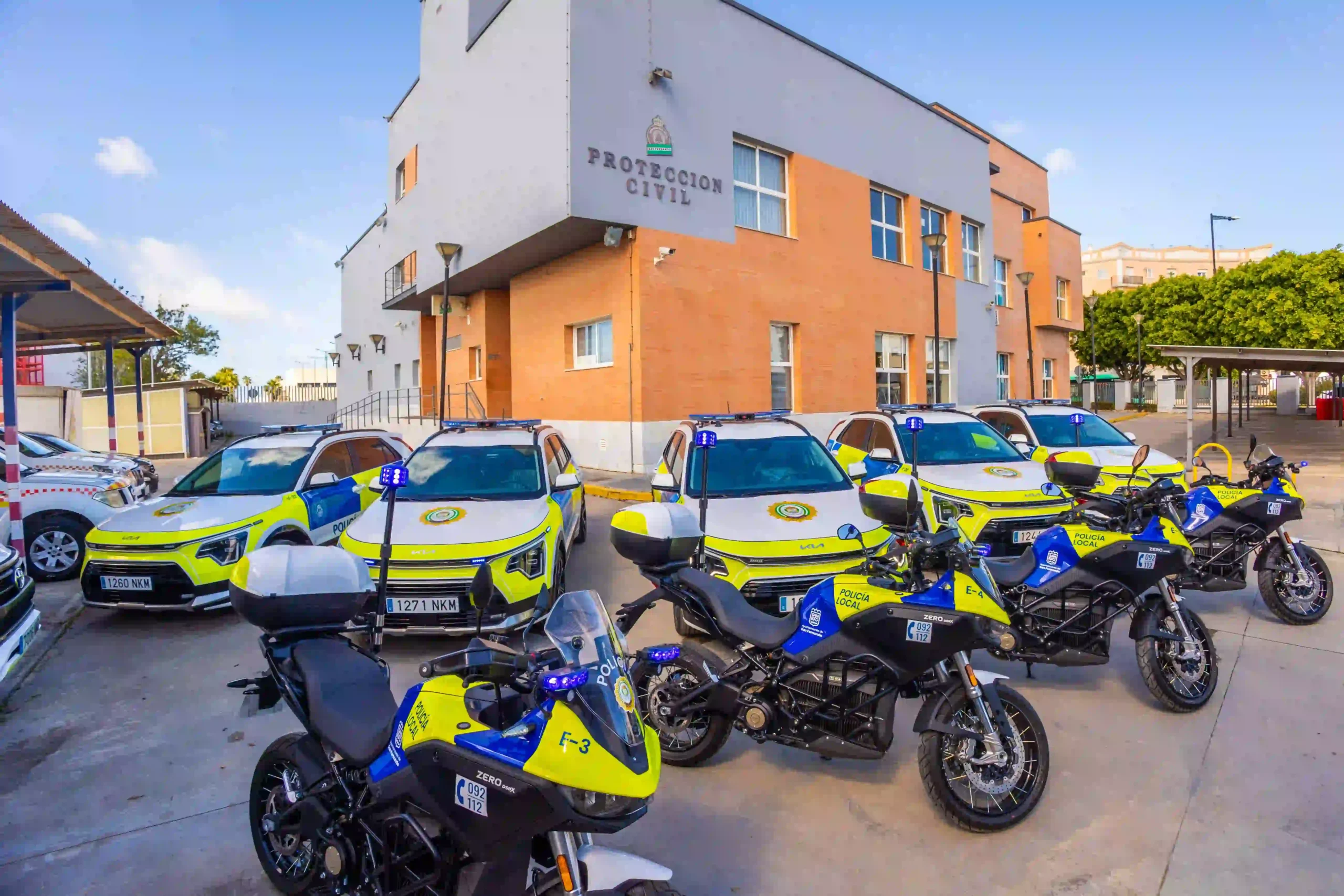 Flota de vehículos de la Policía Local de San Fernando frente al Ayuntamiento