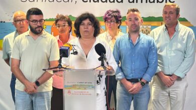 Grupo de personas en una rueda de prensa en Sanlúcar, ciudad amable.