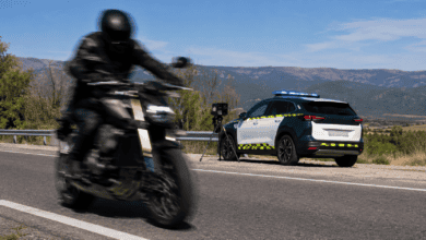 Policía en coche patrulla en la carretera durante el GP de Jerez.