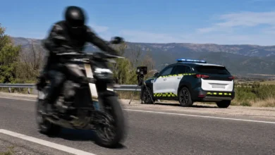 Policía en coche patrulla en la carretera durante el GP de Jerez.