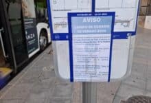 ​Cartel con el nuevo horario de verano 2026 de los autobuses urbanos de Jerez de la Frontera pegado en una parada.