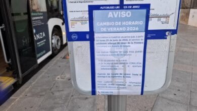 ​Cartel con el nuevo horario de verano 2026 de los autobuses urbanos de Jerez de la Frontera pegado en una parada.