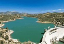 Embalse en Andalucía con agua en niveles moderados y paisaje montañoso.