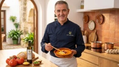 Chef cordobés sosteniendo un plato de salmorejo perfecto tradicional en una cocina andaluza