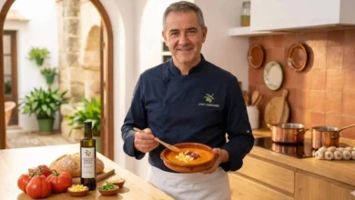 Chef cordobés sosteniendo un plato de salmorejo perfecto tradicional en una cocina andaluza