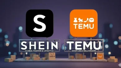 Logotipos de Shein y Temu iluminados en vallas publicitarias digitales con cajas de cartón en el suelo.