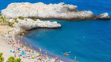 Cala de la Herradura en Almuñécar, una de las playas mejor valoradas de Andalucía con aguas cristalinas