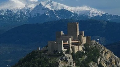 Castillo de Santa Catalina en Jaén con la sierra nevada al fondo bajo un cielo despejado.