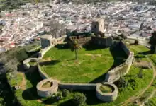 Castillo de Constantina en la Sierra Norte de Sevilla, un destino ideal de escapadas baratas por Andalucia