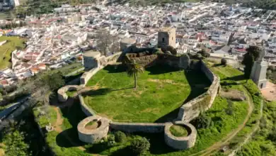Castillo de Constantina en la Sierra Norte de Sevilla, un destino ideal de escapadas baratas por Andalucia