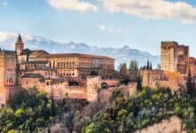 Vista panorámica de la Alhambra de Granada con Sierra Nevada al fondo, clave en la historia de Andalucía.
