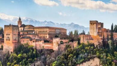 Vista panorámica de la Alhambra de Granada con Sierra Nevada al fondo, clave en la historia de Andalucía.