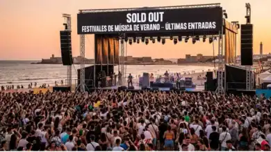Multitud de personas en festivales de música de verano en la costa con cartel de Sold Out.