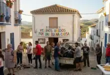 Vecinos unidos colaborando en una calle típica, reflejo de las historias solidarias de pueblos andaluces.
