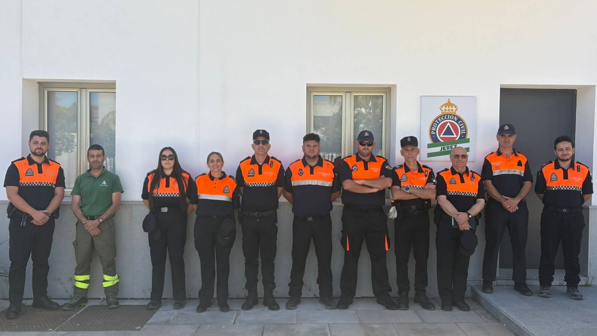 Voluntarios de la Unidad de Pronto Auxilio de Protección Civil de Jerez posando tras recibir formación del INFOCA.