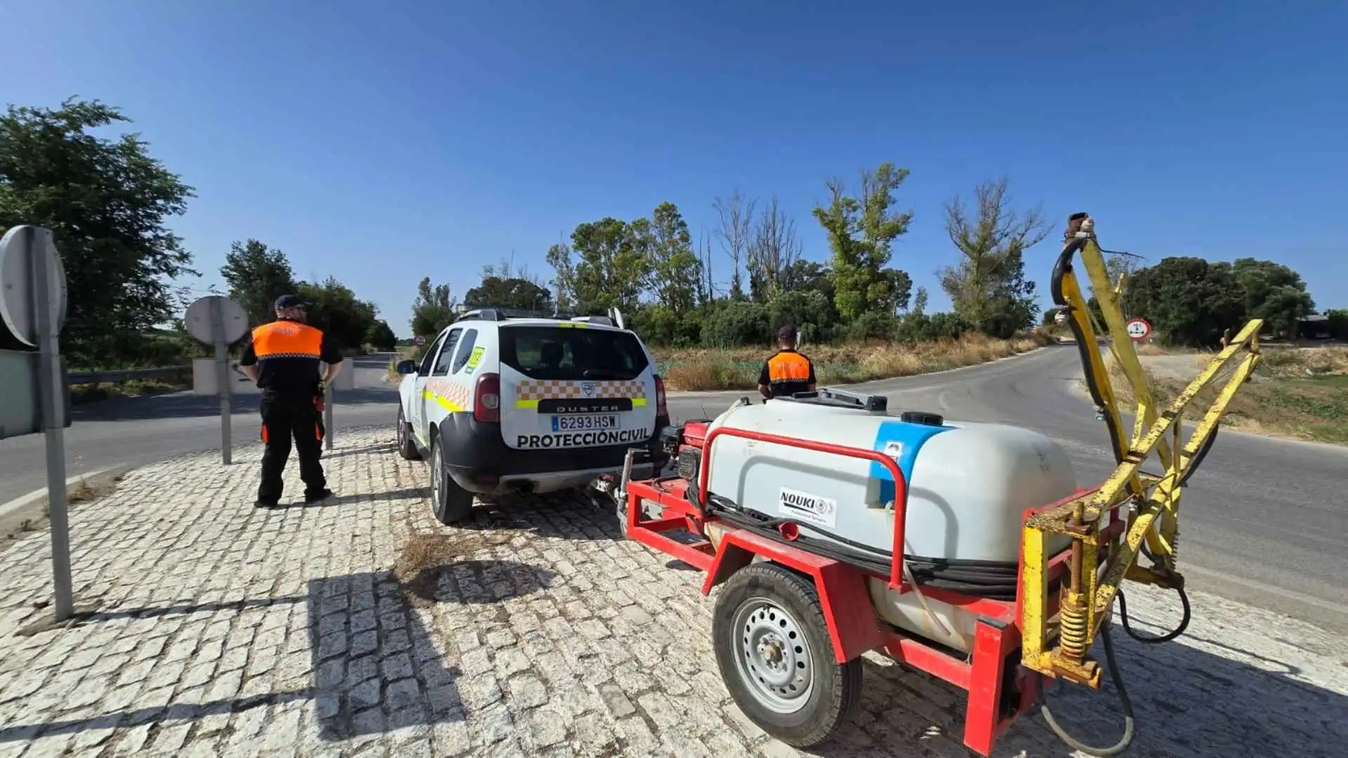 Vehículo de intervención de la Unidad de Pronto Auxilio de Jerez con remolque cisterna contranincendios.