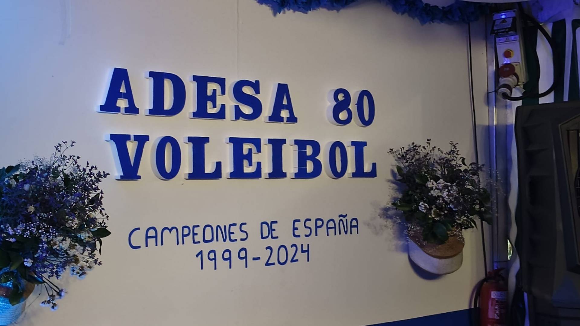 Cartel interior de la Caseta ADESA 80 Voleibol en la Feria de la Manzanilla con el lema Campeones de España.