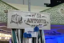 Letrero exterior de la Caseta ADESA 80 Voleibol El Tío Antonio en la Feria de la Manzanilla de Sanlúcar.