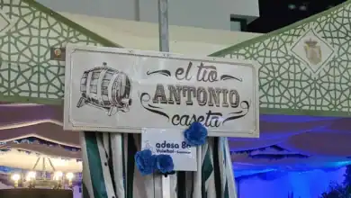 Letrero exterior de la Caseta ADESA 80 Voleibol El Tío Antonio en la Feria de la Manzanilla de Sanlúcar.