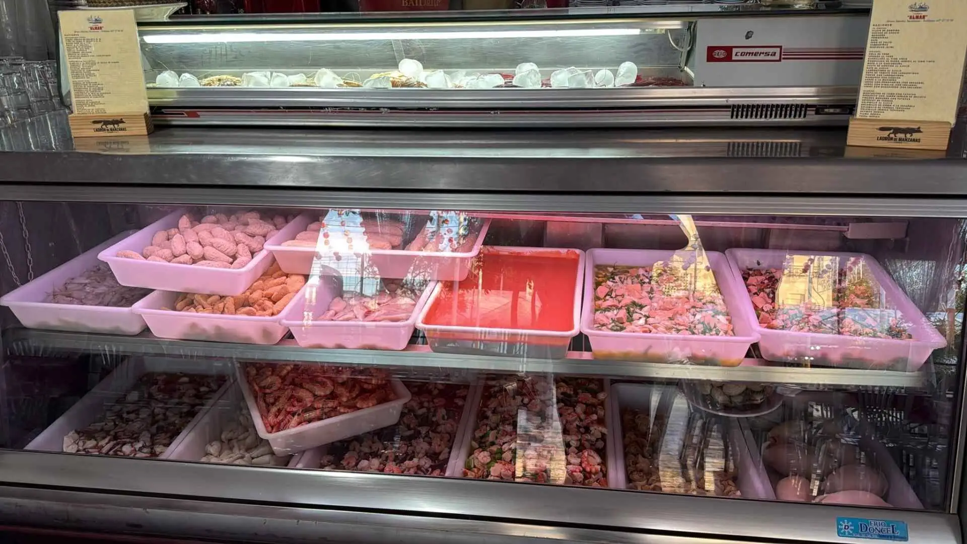 Vitrina repleta de marisco fresco y raciones en la caseta de Catering Almar en la Feria de la Manzanilla de Sanlúcar.
