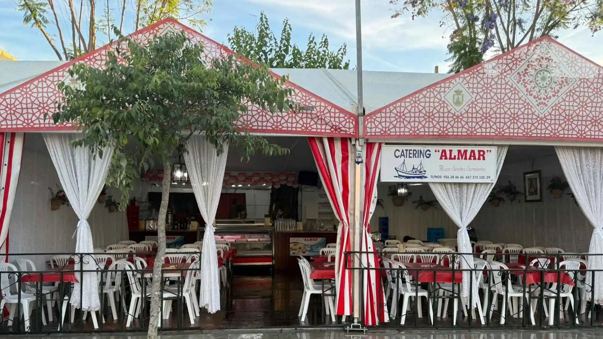 Fachada exterior de la caseta de Catering Almar en la Feria de la Manzanilla de Sanlúcar de Barrameda.