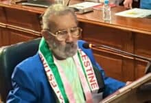El concejal Antonio Barba Jiménez durante una sesión en el pleno del Ayuntamiento de Sanlúcar de Barrameda.